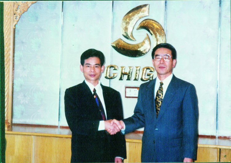 1995年李兴浩与三菱压缩机董事长安藤正俊.jpg